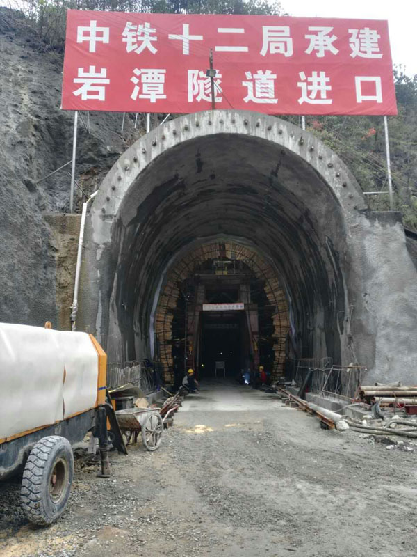 公司臺(tái)車，中鐵十二局巖潭鐵路隧道項(xiàng)目工地