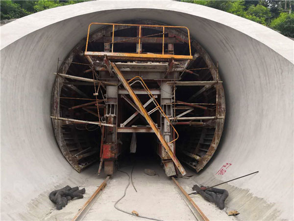 襯砌臺車的定位操作要怎么進行？